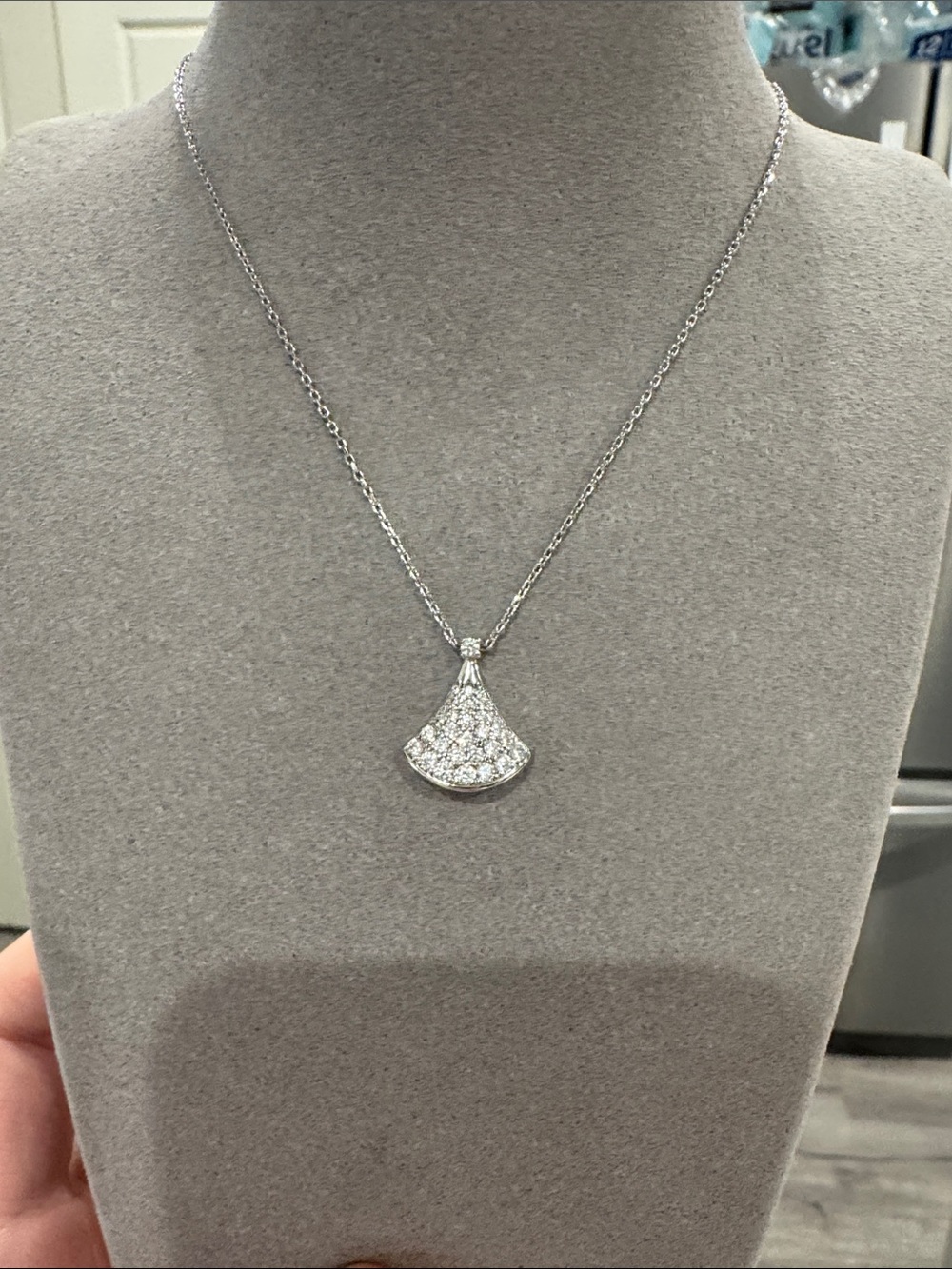 ✨ Elegant Fan-Shaped Pavé CZ Pendant Necklace ✨ Silver Tone